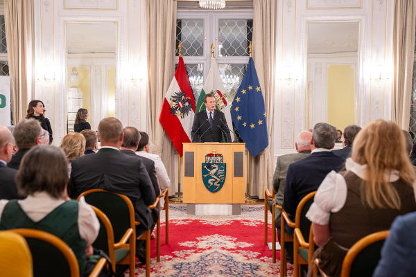 LR Karlheinz Kornhäusl würdigte im Weißen Saal der Grazer Burg die Verdienste steirischer Sportfunktionärinnen und -funktionäre © Land Steiermark/Robert Binder; Verwendung bei Quellenangabe honorarfrei