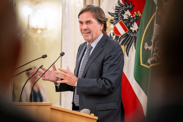 LH a.D. Franz Voves bedankte sich für die Auszeichnung © Land Steiermark/Robert Binder; Verwendung bei Quellenangabe honorarfrei