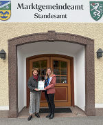 100. Gemeinde: Umweltlandesrätin Ursula Lackner überreichte nun Bürgermeisterin Veronika Grill den Bericht für Bad Mitterndorf © Land Steiermark; Verwendung bei Quellenangabe honorarfrei 100. Gemeinde: Umweltlandesrätin Ursula Lackner überreichte nun Bürgermeisterin Veronika Grill den Bericht für Bad Mitterndorf