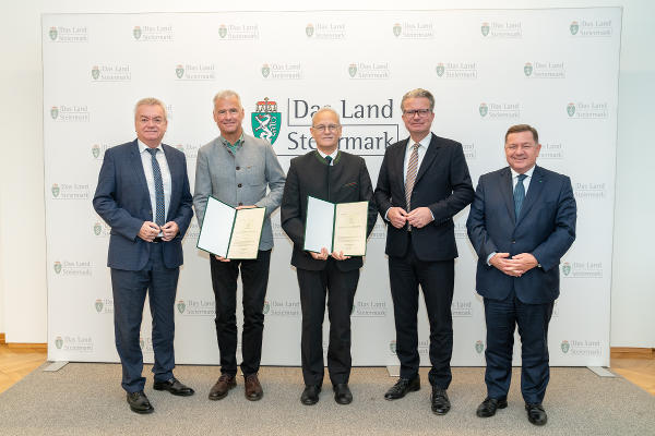 Manfred Walch (2.v.l.) und Florian Waldner (M.) bekamen von LH Christopher Drexler, LH-Stv. Anton Lang und LR Werner Amon ihre Pensionsdekrete überreicht. © Land Steiermark/Robert Binder; Verwendung bei Quellenangabe honorarfrei