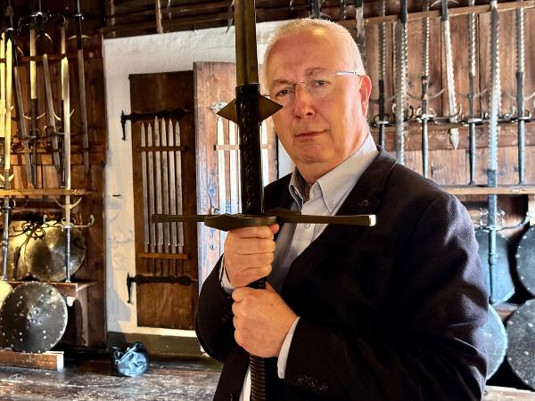 Serie „Die Habsburger in Europa“: Der britische Habsburg-Kenner und Buchautor Simon Winder im Landeszeughaus in Graz. © GS FILM Film- & Fernsehproduktion; Verwendung bei Quellenangabe honorarfrei