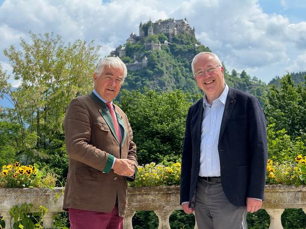 Serie „Die Habsburger in Europa“: Buchautor Simon Winder mit Karl Khevenhüller vor Burg Hochosterwitz in Kärnten. © GS FILM Film- & Fernsehproduktion; Verwendung bei Quellenangabe honorarfrei