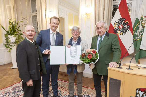 Großer Josef Krainer-Preis: Michael Krainer, LR Karlheinz Kornhäusl und Gerald Schöpfer (v.l.) mit Wolfdieter Dreibholz (2.v.r) © Land Steiermark/ Foto Fischer