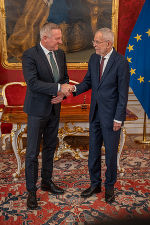 Angelobung in der Hofburg: Der neue steirische Landeshauptmann Mario Kunasek bei Bundespräsident Alexander Van der Bellen © Land Steiermark/Gimpel; Verwendung bei Quellenangabe honorarfrei Angelobung in der Hofburg: Der neue steirische Landeshauptmann Mario Kunasek bei Bundespräsident Alexander Van der Bellen