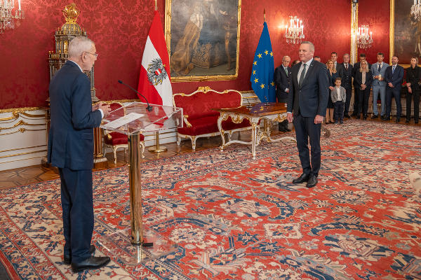 Angelobung in der Hofburg: Der neue steirische Landeshauptmann Mario Kunasek bei Bundespräsident Alexander Van der Bellen © Land Steiermark/Gimpel; Verwendung bei Quellenangabe honorarfrei