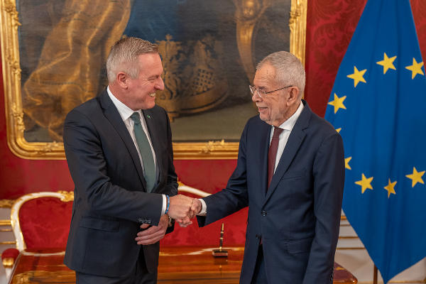 Angelobung in der Hofburg: Der neue steirische Landeshauptmann Mario Kunasek bei Bundespräsident Alexander Van der Bellen © Land Steiermark/Gimpel; Verwendung bei Quellenangabe honorarfrei