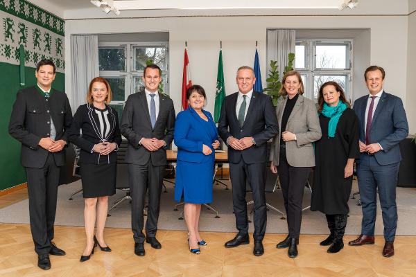 Die neue Steiermärkische Landesregierung bei ihrer ersten Sitzung am 19. Dezember 2024: Landesrat Hannes Amesbauer, Landesrätin Simone Schmiedtbauer, Landesrat Stefan Hermann, Landeshauptmann-Stellvertreterin Manuela Khom, Landeshauptmann Mario Kunasek, Landesrätin Barbara Eibinger-Miedl, Landesrätin Claudia Holzer und Landesrat Karlheinz Kornhäusl (v.l.) © Land Steiermark/Robert Binder; Verwendung bei Quellenangabe honorarfrei