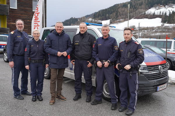 Landeshauptmann Mario Kunasek mit einer Abordnung der Polizei in Schladming © Land Steiermark/ Petra Mitteregger