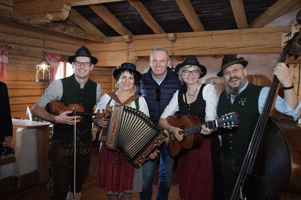 Landeshauptmann Mario Kunasek mit den Musikanten beim Empfang auf der Schafalm © Land Steiermark/ Petra Mitteregger