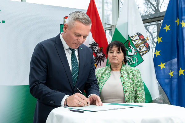 LH Mario Kunasek unterschrieb die sieben Leitprojekte für die Steiermark, die dem Bund übermittelt werden. © Land Steiermark/Binder; bei Quellenangabe honorarfrei