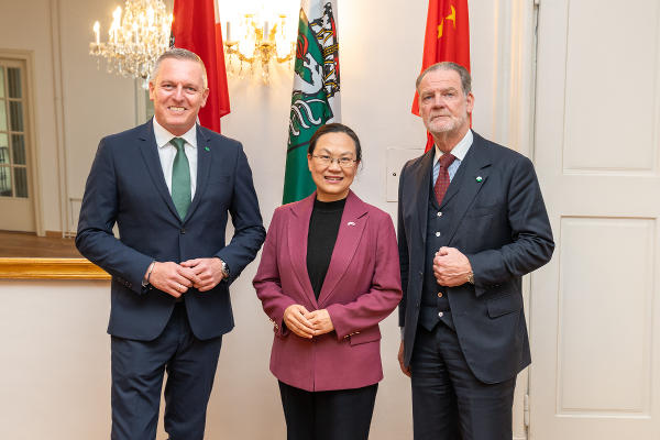 Landeshauptmann Mario Kunasek, Botschafterin Qi Mei und Landtagspräsident Gerald Deutschmann (v.l.) © Land Steiermark/Binder; bei Quellenangabe honorarfrei