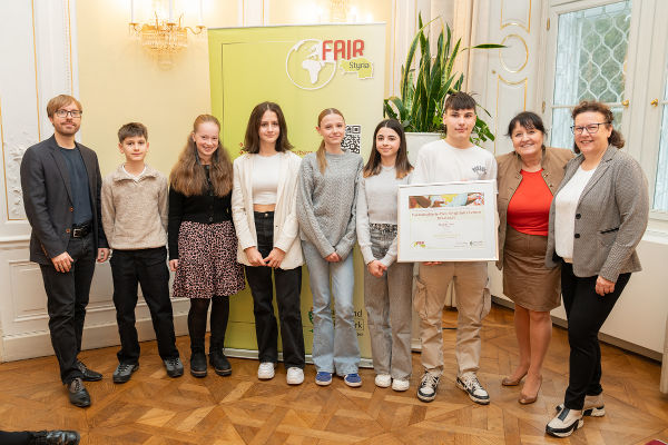 LH-Stv. Manuela Khom mit Schülerinnen und Schülern der Klasse 4A des BG/BRG Weiz sowie der Projektleitung.  © Land Steiermark/Binder; bei Quellenangabe honorarfrei