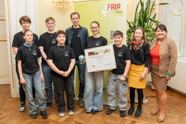 LH-Stv. Manuela Khom mit Schülerinnen und Schülern der Klassen 3E, 5A, 6B des BG/BRG Hartberg sowie der Projektleitung.  © Land Steiermark/Binder; bei Quellenangabe honorarfrei