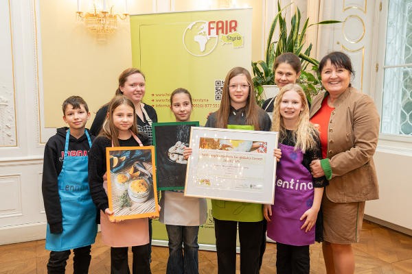 LH-Stv. Manuela Khom mit Schülerinnen und Schülern der Klasse 1B der Friedrich Aduatz Mittelschule Voitsberg sowie der Projektleitung.  © Land Steiermark/Binder; bei Quellenangabe honorarfrei