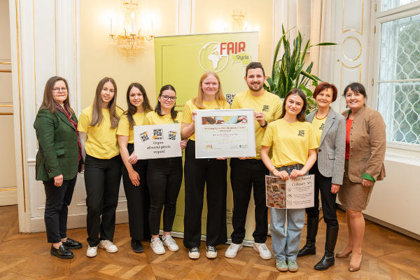LH-Stv. Manuela Khom mit Schülerinnen und Schülern der Klassen 3A und 3B der HBLA für wirtschaftliche Berufe Weiz sowie der Projektleitung.  © Land Steiermark/Binder; bei Quellenangabe honorarfrei