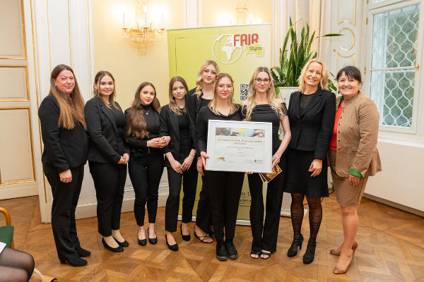 LH-Stv. Manuela Khom mit der Schülergruppe der Klasse 3bAHLH der Landesberufsschule Bad Radkersburg sowie der Projektleitung.  © Land Steiermark/Binder; bei Quellenangabe honorarfrei