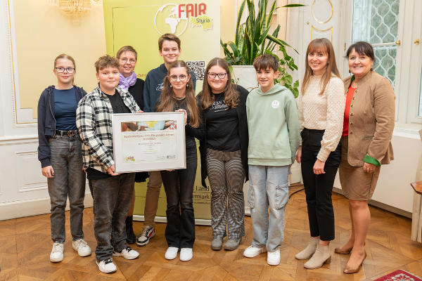 LH-Stv. Manuela Khom mit Schülerinnen und Schülern der Klassen 3A und 3B der  MS Grafendorf bei Hartberg sowie der Projektleitung.  © Land Steiermark/Binder; bei Quellenangabe honorarfrei