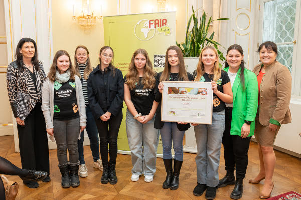 LH-Stv. Manuela Khom mit Schülerinnen und Schülern der Klassen 2A und 2B der Mittelschule Trieben sowie der Projektleitung.  © Land Steiermark/Binder; bei Quellenangabe honorarfrei