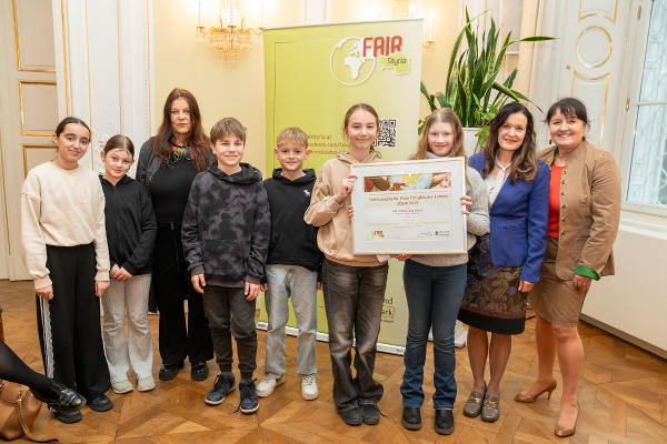 LH-Stv. Manuela Khom mit Schülerinnen und Schülern der MS & ORG Laßnitzhöhe sowie der Projektleitung.  © Land Steiermark/Binder; bei Quellenangabe honorarfrei