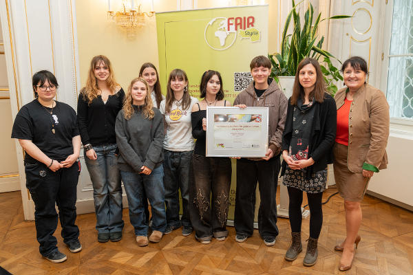 LH-Stv. Manuela Khom mit Schülerinnen und Schülern der Klassen 2ZHKUK und 3YHKUK der Ortweinschule Graz sowie der Projektleitung.  © Land Steiermark/Binder; bei Quellenangabe honorarfrei