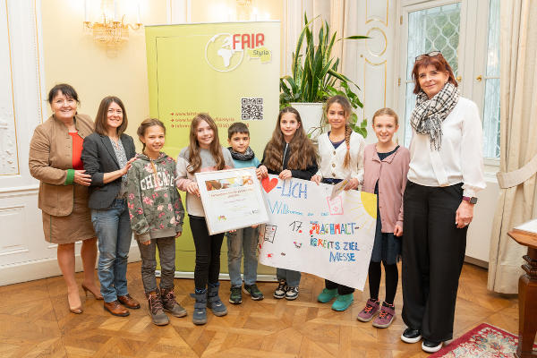 LH-Stv. Manuela Khom mit den Schülerinnen und Schülern der VS St. Oswald bei Plankenwarth sowie der Projektleitung. 
  © Land Steiermark/Binder; bei Quellenangabe honorarfrei