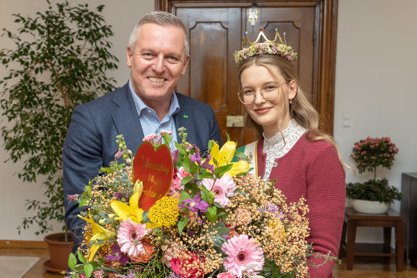 Blumenkönigin Lisa II. und LH Mario Kunasek © Land Steiermark/Andreas Resch; Verwendung bei Quellenangabe honorarfrei
