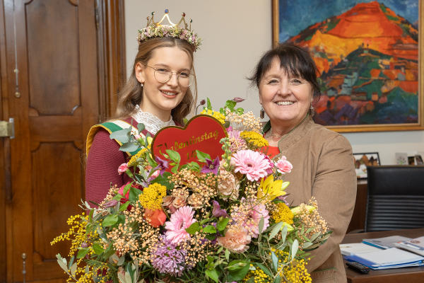 Blumenkönigin Lisa II. und LH-Stv. Manuela Khom © Land Steiermark/Andreas Resch; Verwendung bei Quellenangabe honorarfrei