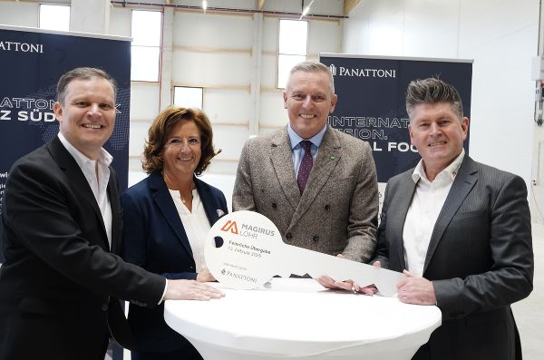 Panattoni Österreich-Geschäftsführer  Jürgen Winklbauer, Christa Zengerer (AC Styria), LH Mario Kunasek, "Magirus Lohr"-Geschäftsführer Christian Reisl (v.li) © Land Steiermark