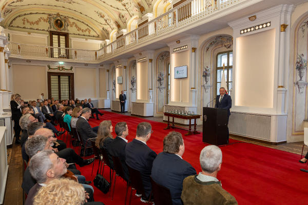 Ehrung verdienter Mitarbeiterinnen und Mitarbeiter von landesnahen Unternehmen in der Aula der Alten Universität © Land Steiermark/Robert Frankl; Verwendung bei Quellenangabe honorarfrei
