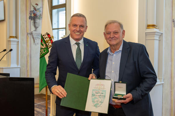 Johann Alter (Bühnen Graz) wurde von LH Mario Kunasek ausgezeichnet © Land Steiermark/Robert Frankl; Verwendung bei Quellenangabe honorarfrei