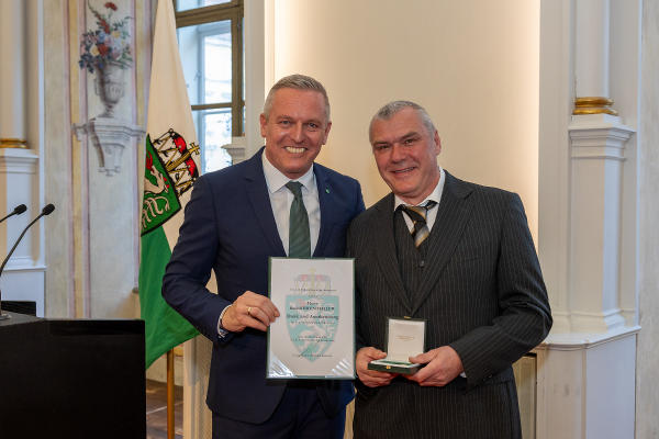 Rudolf Brunthaler (Bühnen Graz) wurde von LH Mario Kunasek ausgezeichnet © Land Steiermark/Robert Frankl; Verwendung bei Quellenangabe honorarfrei