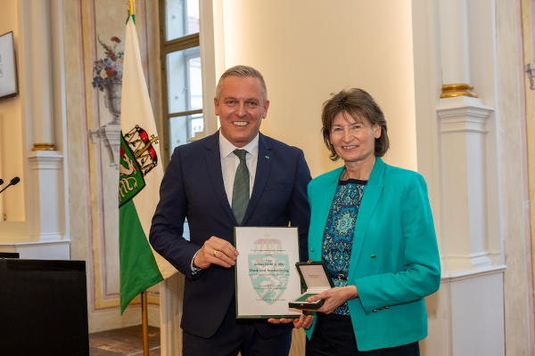 Andrea Hable (FH Joanneum) wurde von LH Mario Kunasek ausgezeichnet © Land Steiermark/Robert Frankl; Verwendung bei Quellenangabe honorarfrei