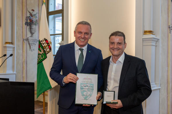 Volker Kikel (KAGes) wurde von LH Mario Kunasek ausgezeichnet © Land Steiermark/Robert Frankl; Verwendung bei Quellenangabe honorarfrei