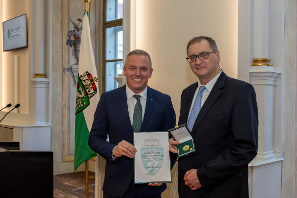Manfred Kink (Steirische Wirtschaftsförderungsgesellschaft) wurde von LH Mario Kunasek ausgezeichnet © Land Steiermark/Robert Frankl; Verwendung bei Quellenangabe honorarfrei