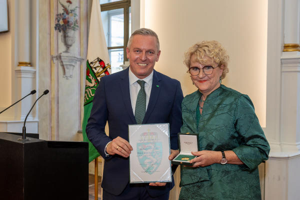 Michaela Poglonik (Energie Steiermark) wurde von LH Mario Kunasek ausgezeichnet © Land Steiermark/Robert Frankl; Verwendung bei Quellenangabe honorarfrei
