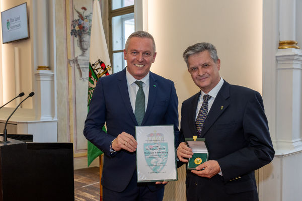 Wolfgang Weihs (KAGes) wurde von LH Mario Kunasek ausgezeichnet © Land Steiermark/Robert Frankl; Verwendung bei Quellenangabe honorarfrei