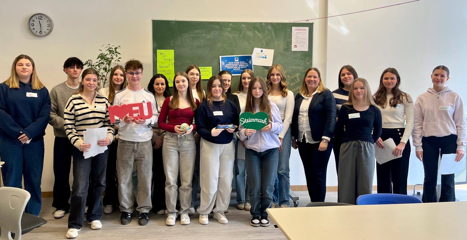 Tina Obermoser von EUROPE DIRECT Steiermark mit Schülerinnen und Schülern der HAK/HAS Weiz. © EUROPE DIRECT Steiermark Tina Obermoser von EUROPE DIRECT Steiermark mit Schülerinnen und Schülern der HAK/HAS Weiz.