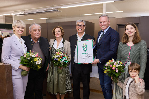 Lisa Straschek, Werner Straschek, Claudia Straschek, Geschäftsführer Paul Straschek, Landeshauptmann Mario Kunasek, Laura Straschek und Florentin Straschek (v.l.) bei der feierlichen Überreichung des steirischen Landeswappens. © Foto: Barbara Majcan; bei Quellenangabe honorarfrei