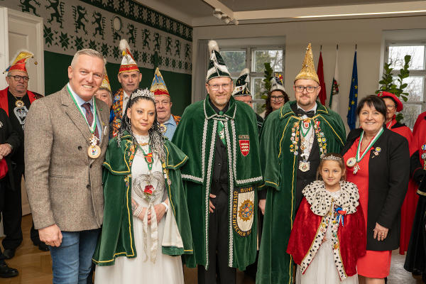 Landeshauptmann Mario Kunasek (l.) und Landeshauptmann-Stellvertreterin Manuela Khom (r.) mit Faschingsprinz Mario (4.v.l.) und Faschingsprinzessin Nicole (2.v.l.) sowie dem Landesvorsitzendem Mario Krenn (3.v.l.). © Land Steiermark/Resch; bei Quellenangabe honorarfrei