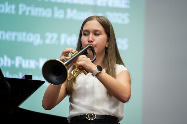 Trompeterin Verena Scheiber eröffnete die Programmpräsentation mit einem Musikstück auf ihrem Instrument. © Land Steiermark/Andreas Resch; Verwendung bei Quellenangabe honorarfrei