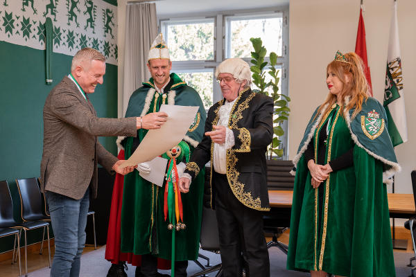 Landeshauptmann Mario Kunasek begann den „Orden der Grazer Faschingsgilde“ verliehen. © Land Steiermark/Robert Binder; Verwendung bei Quellenangabe honorarfrei