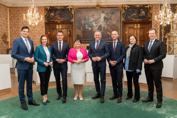 Die neue Steiermärkische Landesregierung am 6. März 2025 im Landtag Steiermark: Landesrat Hannes Amesbauer, Landesrätin Simone Schmiedtbauer, Landesrat Stefan Hermann, Landeshauptmann-Stellvertreterin Manuela Khom, Landeshauptmann Mario Kunasek, Landesrat Willibald Ehrenhöfer, Landesrätin Claudia Holzer und Landesrat Karlheinz Kornhäusl (v.l.) © Land Steiermark/Robert Binder; Verwendung bei Quellenangabe honorarfrei