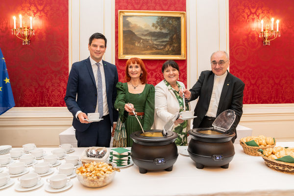 Benefizsuppenessen in der Grazer Burg: LR Hannes Amesbauer, kfb-Vorsitzende Lydia Lieskonig, LH-Stv. Manuela Khom und Bischof Wilhelm Krautwaschl (v.l.). © Land Steiermark/Robert Binder; Verwendung bei Quellenangabe honorarfrei