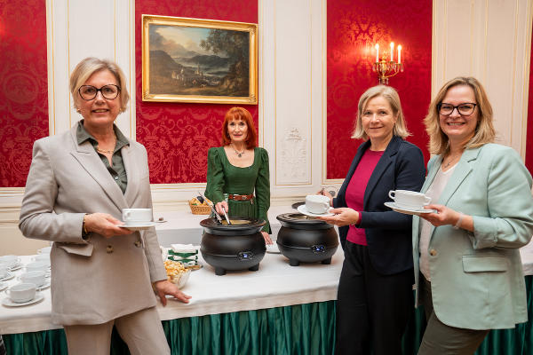Benefizsuppenessen in der Grazer Burg: Rechnungshofpräsidentin Margit Kraker, kfb-Vorsitzende Lydia Lieskonig, Vizebürgermeisterin Judith Schwentner und LAbg. Veronika Nitsche (v.l.) © Land Steiermark/Robert Binder; Verwendung bei Quellenangabe honorarfrei