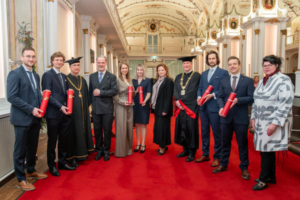 Andreas Windischbacher, Andreas Habring, Rektor Peter Riedler, Landtagspräsident Gerald Deutschmann, Barbara Gigerl, Andrea Pferscher, Landesrätin Claudia Holzer (in Vertretung von LH Mario Kunasek), Rektor Horst Bischof, Reinhard Lüftenegger, Fikret Bašić und 3. Landtagspräsidentin Helga Ahrer (v.l.)  © Land Steiermark/Binder; bei Quellenangabe honorarfrei