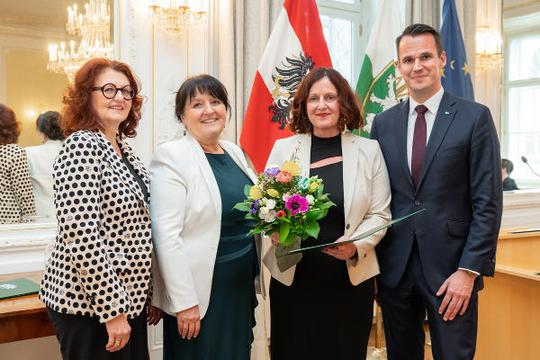 LR Stefan Hermann (re.), LADin Brigitte Scherz-Schaar und LH-Stv. Manuela Khom überreichten Doris Reiter (v.l.) für ihr unermüdliches Engagement den Menschenrechtspreis des Landes Steiermark 2024.  © Foto: Land Steiermark/Binder; bei Quellenangabe honorarfrei