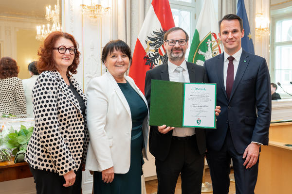 LR Stefan Hermann (re.), LADin Brigitte Scherz-Schaar und LH-Stv. Manuela Khom überreichten Johannes Mindler-Steiner vom Afro-Asiatischen Institut Graz (v.l.) den Menschenrechtspreis des Landes Steiermark 2024.  © Foto: Land Steiermark/Binder; bei Quellenangabe honorarfrei