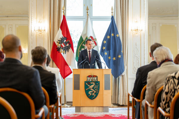 Im Weißen Saal der Grazer Burg überreichte LR Stefan Hermann heute Mittag die Menschenrechtspreise des Landes Steiermark 2024 © Foto: Land Steiermark/Binder; bei Quellenangabe honorarfrei