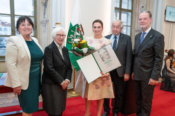 Nicole Golob-Schwarzl (3.v.l.) wurde mit dem Josef Krainer-Würdigungspreis ausgezeichnet. © Land Steiermark/Streibl; bei Quellenangabe honorarfrei