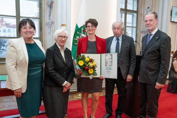 Marlene Kienberger (3.v.l.) wurde mit dem Josef Krainer-Würdigungspreis ausgezeichnet. © Land Steiermark/Streibl; bei Quellenangabe honorarfrei